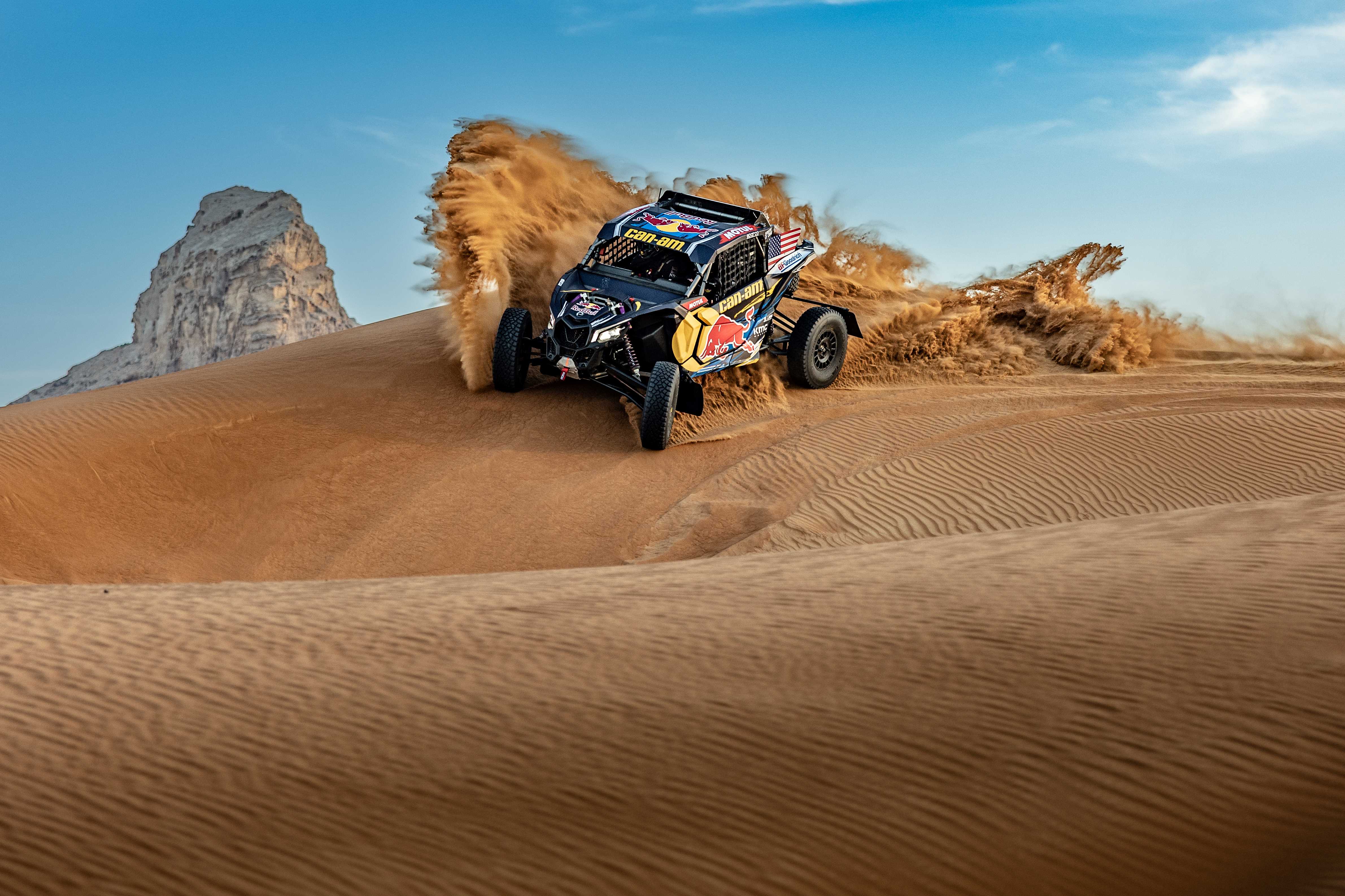 Maverick jazdí v pieskovej dune v Saudskej Arábii