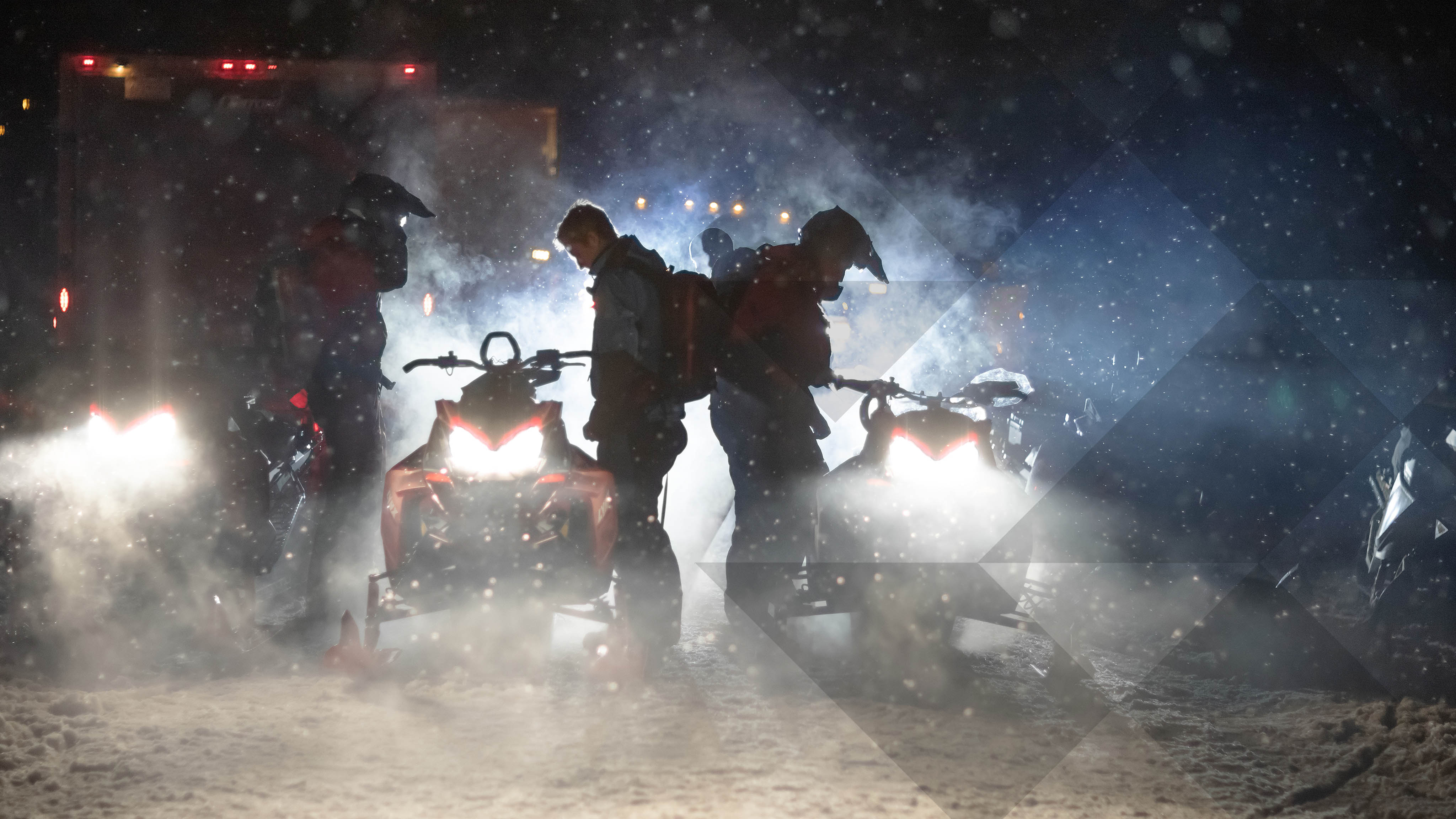 Lynx Fahrer starten ihr Abenteuer mit ihren Schneemobilen