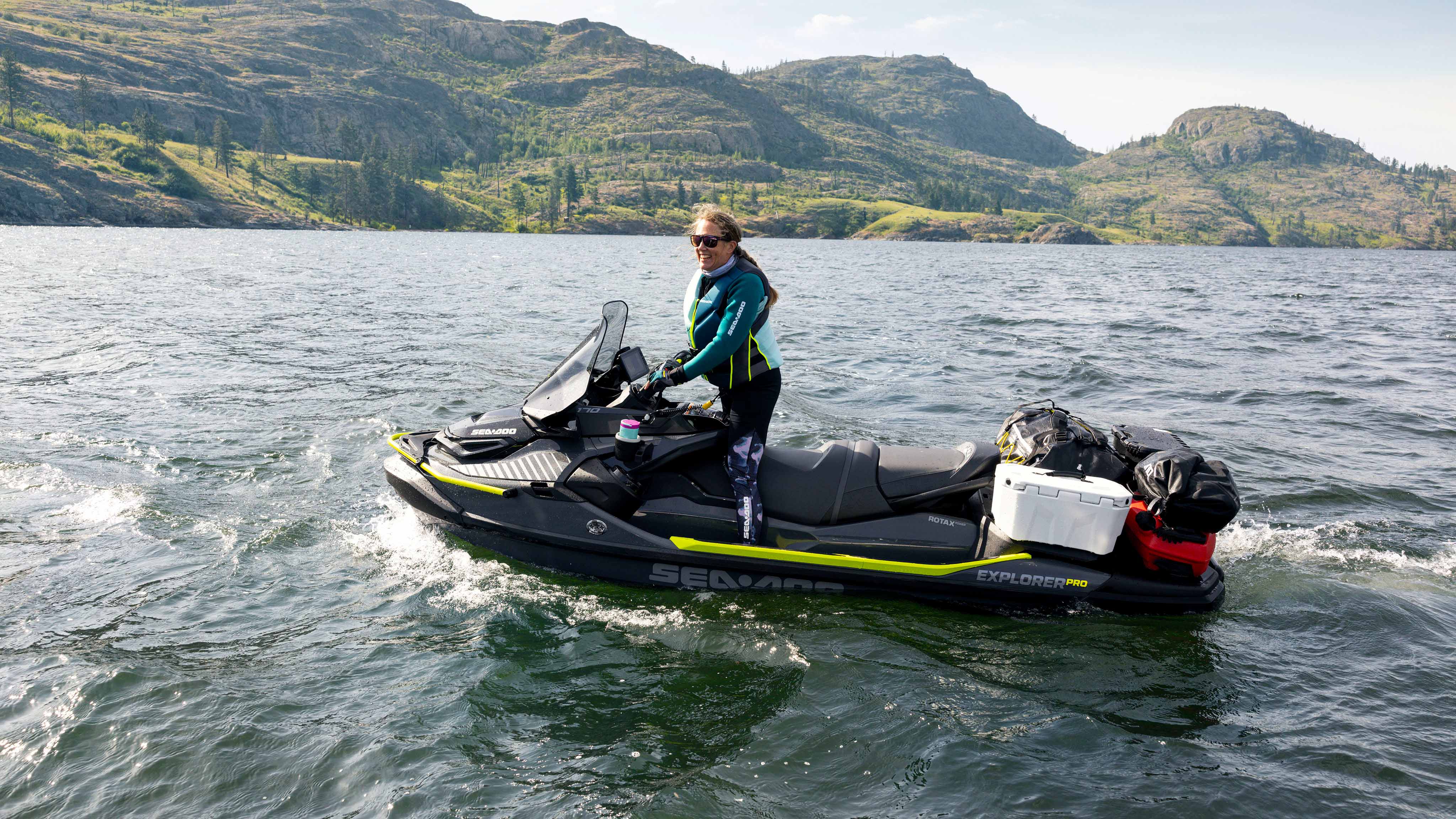 Жена на својот Sea-Doo Explorer Pro 170 скутер на вода