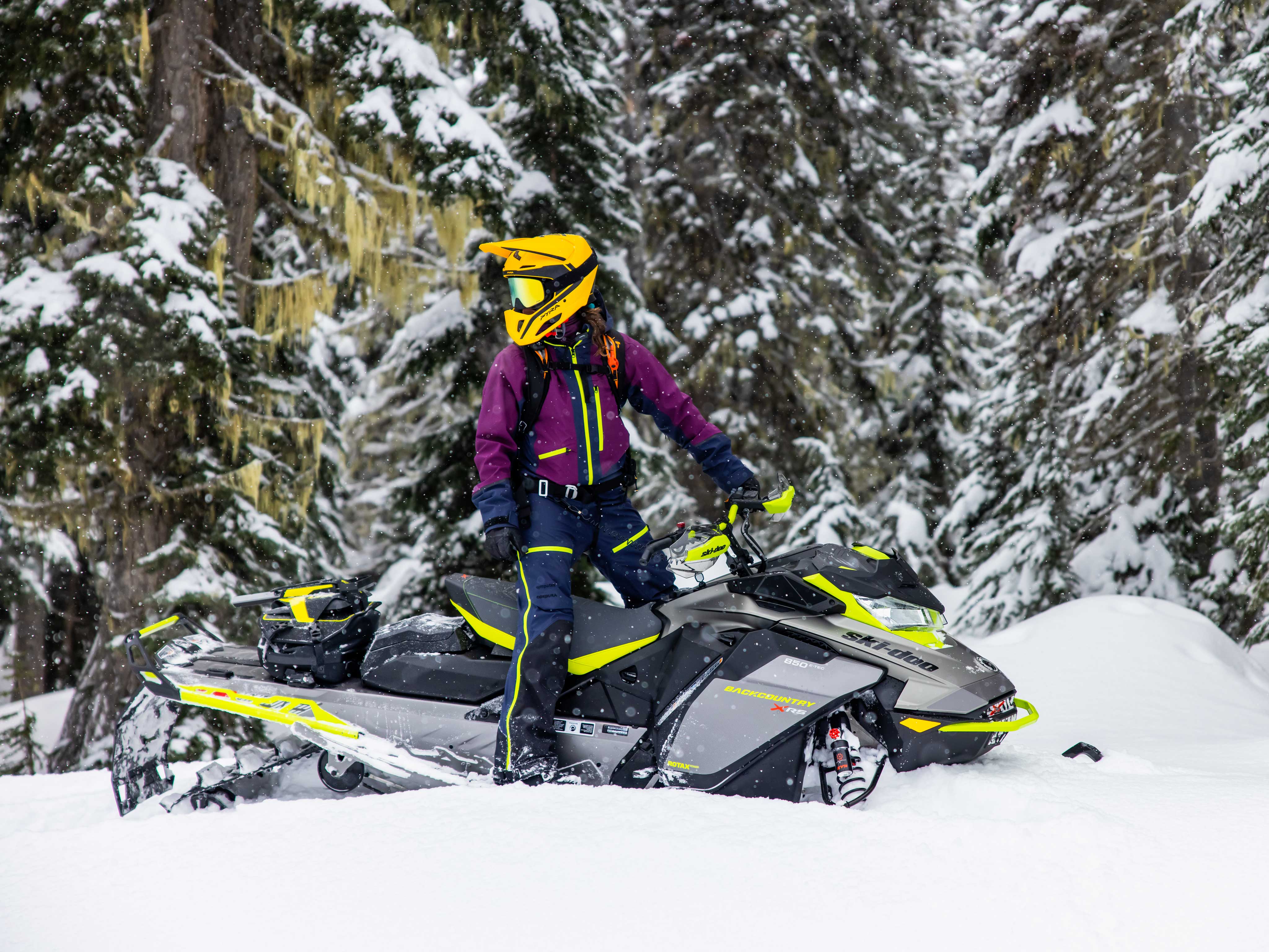 Žena na Ski-Doo Backcountry X-RS